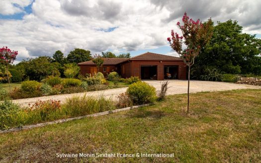 Superb chalet nestled in a dominant position, in a quiet area, on enclosed and wooded grounds