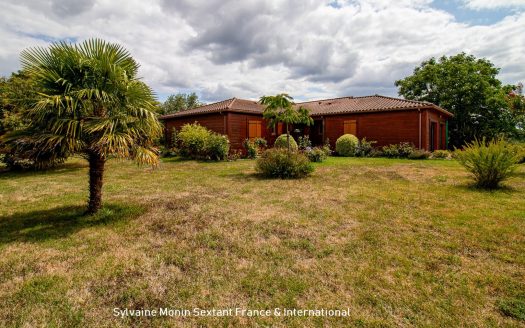 Superb chalet nestled in a dominant position, in a quiet area, on enclosed and wooded grounds
