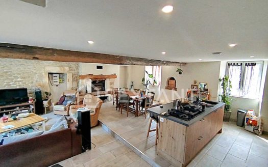 RENOVATED CHARENTAISE – 98 M² – 2 BEDROOMS – 1500 M² GARDEN