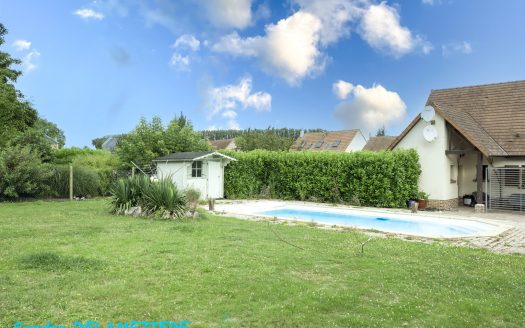 Rare property for sale – Family home with swimming pool, large plot and no overlooked views