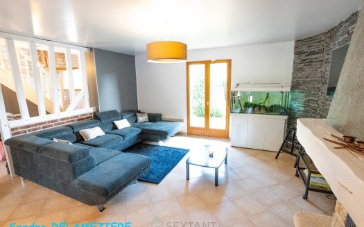 Rare property for sale – Family home with swimming pool, large plot and no overlooked views