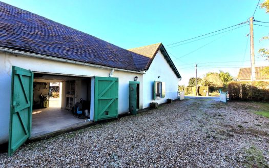 DEUX MAISONS, UNE SEULE ADRESSE  A LA FORCE 24130