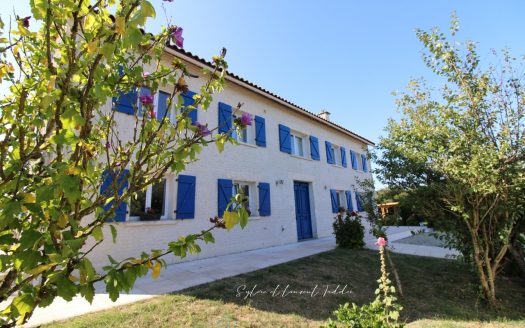 LARGE RENOVATED FAMILY HOUSE – SWIMMING POOL – 1.3 HECTARE – NOT OPPOSED