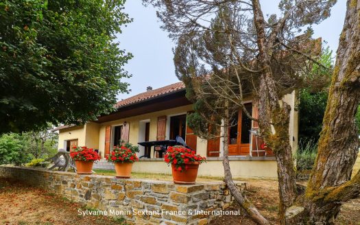 Single-story house with quiet grounds
