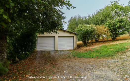 Single-story house with quiet grounds