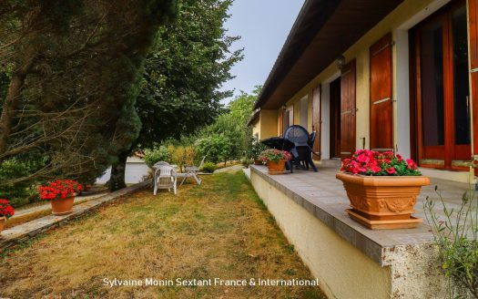 Single-story house with quiet grounds