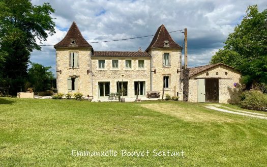 South Bergerac, renovated stone property, 4/5 bedrooms, 4 bathrooms, swimming-pool, outbuilding, source, 2ha of land