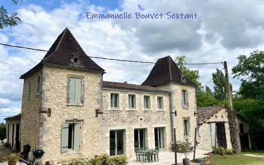 South Bergerac, renovated stone property, 4/5 bedrooms, 4 bathrooms, swimming-pool, outbuilding, source, 2ha of land