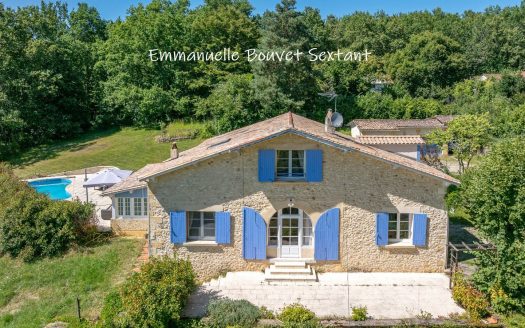 EAST BERGERAC, large stone house with a panoramic view over the countryside and village, 5 bedrooms, two living spaces, swimming-pool, 3 garages, workshop, 7000 sqm of land.