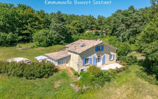 EAST BERGERAC, large stone house with a panoramic view over the countryside and village, 5 bedrooms, two living spaces, swimming-pool, 3 garages, workshop, 7000 sqm of land.
