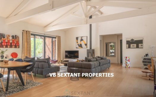 15 minutes from Bordeaux, Latresne, magnificent charming wooden house on a 2700 sqm plot
