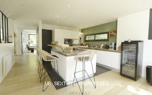 15 minutes from Bordeaux, Latresne, magnificent charming wooden house on a 2700 sqm plot