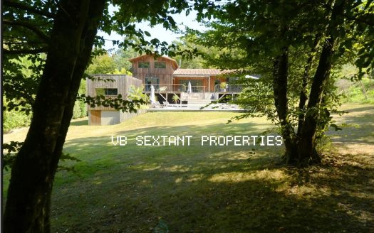 15 minutes from Bordeaux, Latresne, magnificent charming wooden house on a 2700 sqm plot