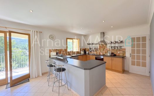 DETACHED PROPERTY WITH GROUND-FLOOR APARTMENT, DOUBLE GARAGE, BARN, PANORAMIC VIEW