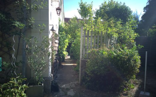 Epeigne-les-Bois Longère of 190sqm and its outbuildings €335,000