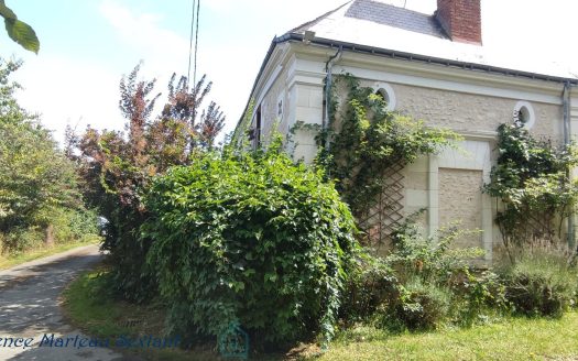 Epeigne-les-Bois Longère of 190sqm and its outbuildings €335,000
