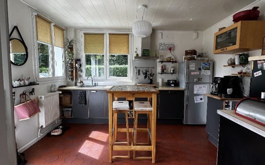 Atypical house with extension of approximately 145sqm, on the edge of the forest and in absolute calm