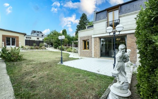 House with outbuildings, garages, garden in Amiens