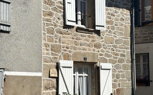 Village house, 2 chambres, located in the heart of the village.