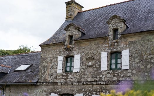 Charming home and income on 1.6 hectares