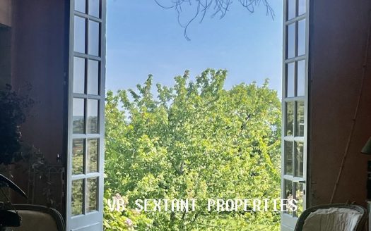 Entre-Deux-Mers, beautiful 18th century real estate complex, 2 houses with outbuildings and swimming pool, 1.3 hectares of land