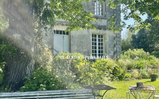 Entre-Deux-Mers, beautiful 18th century real estate complex, 2 houses with outbuildings and swimming pool, 1.3 hectares of land