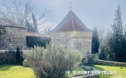 IIn the heart of Entre-Deux-Mers, 10 minutes from Sauveterre-de-Guyenne, charming stone and rubble house with outbuildings and swimming pool.