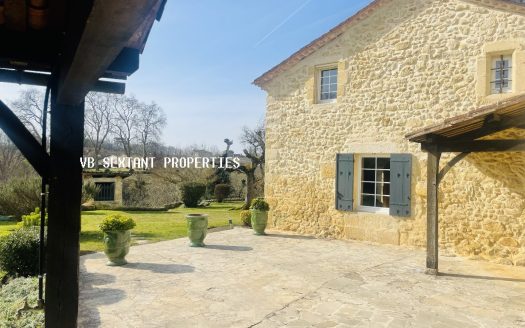 IIn the heart of Entre-Deux-Mers, 10 minutes from Sauveterre-de-Guyenne, charming stone and rubble house with outbuildings and swimming pool.