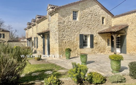 IIn the heart of Entre-Deux-Mers, 10 minutes from Sauveterre-de-Guyenne, charming stone and rubble house with outbuildings and swimming pool.