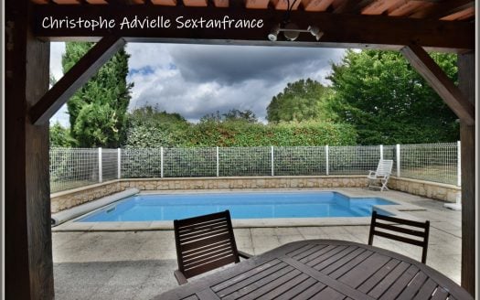 Bergerac city, 2 tiny houses and pool on a lovely plot