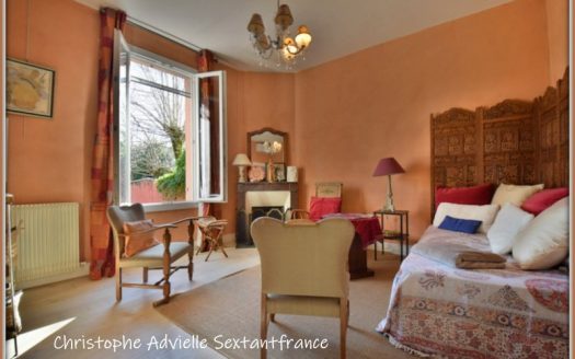 Bergerac city, lovely semi detached house lovely renovated with nice garden, garage and storage room