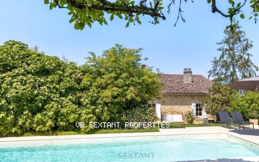 Entre-Deux-Mers, 30 minutes from Bordeaux, 1.2 hectare property, charming house with swimming pool and commanding view.