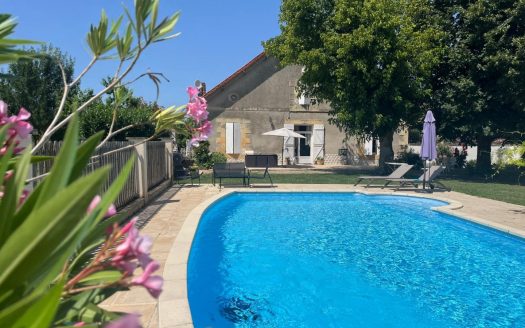 QUIET, 5 MINUTES FROM THE SHOPING AREA, CHARMING HOUSE WITH SWIMMING POOL AND DEPENDENCIES