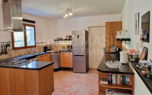 DETACHED 4-BED VILLA, POOL, GARAGE, LARGE GARDEN NEAR QUILLAN CENTRE