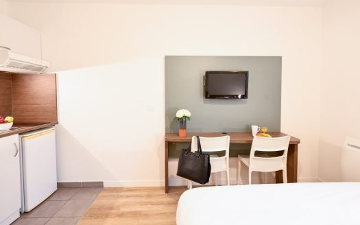 RENTAL INVESTMENT – ST CYR L&apos;ECOLE – Comfort Aparthotel Versailles business residence – 5.99% profitability