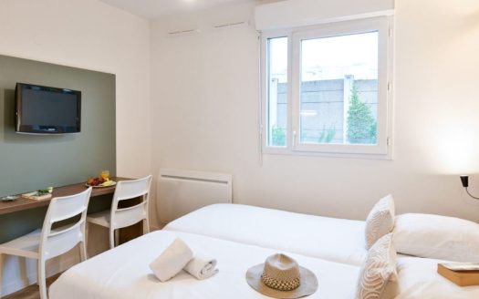 RENTAL INVESTMENT – ST CYR L&apos;ECOLE – Comfort Aparthotel Versailles business residence – 5.99% profitability