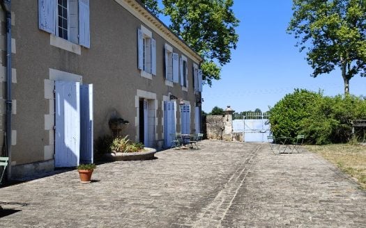 Large Renovated Estate with guest cottages and 5 Hectares of Land near Tours