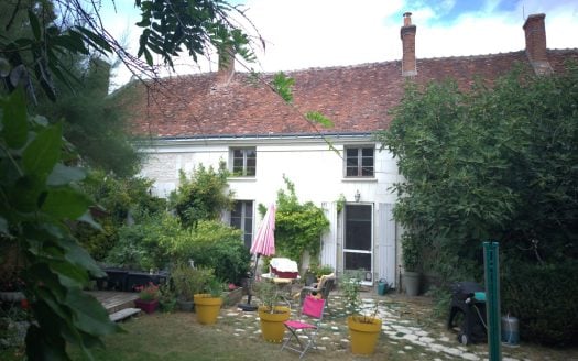 Epeigne-les-Bois Longère of 183sqm and its outbuildings €335,000