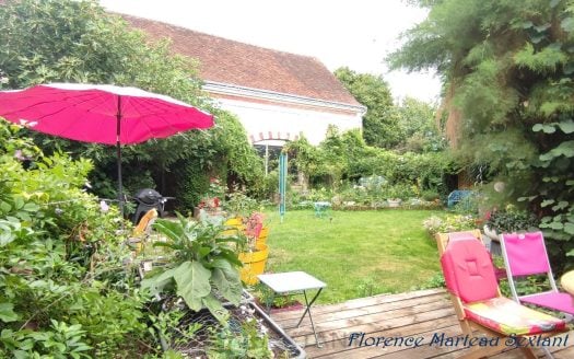 Epeigne-les-Bois Longère of 183sqm and its outbuildings €335,000