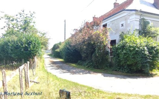 Epeigne-les-Bois Longère of 183sqm and its outbuildings €335,000