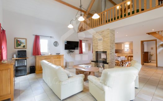 Stunning home, pool, beautiful peaceful grounds, immaculate condition