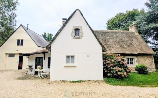 Authentic thatch cottage with land and outbuildings – 15 minutes from Auray