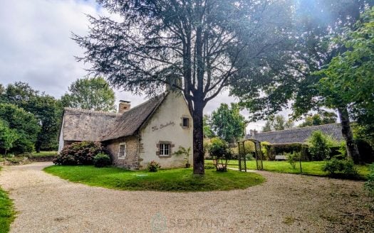 Authentic thatch cottage with land and outbuildings – 15 minutes from Auray