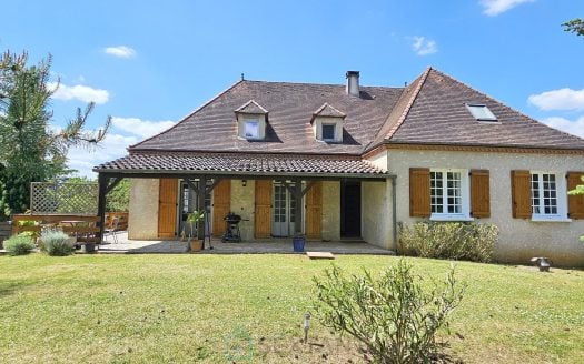 In Gourdon, a 304 sqm house in a quiet location at the end of a cul-de-sac on a superb flat plot of 2300 sqm.