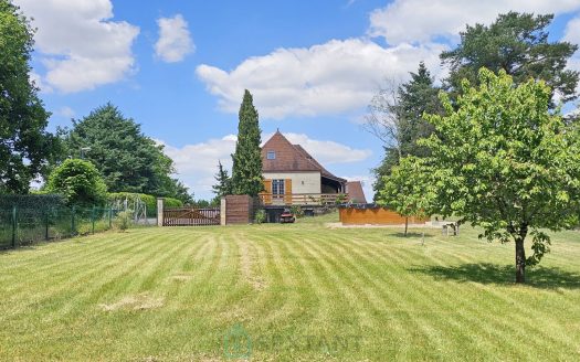 In Gourdon, a 304 sqm house in a quiet location at the end of a cul-de-sac on a superb flat plot of 2300 sqm.