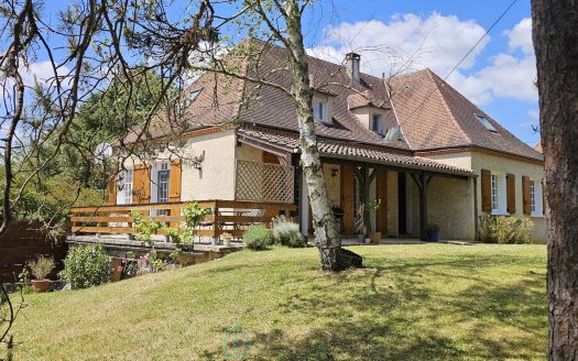 In Gourdon, a 304 sqm house in a quiet location at the end of a cul-de-sac on a superb flat plot of 2300 sqm.