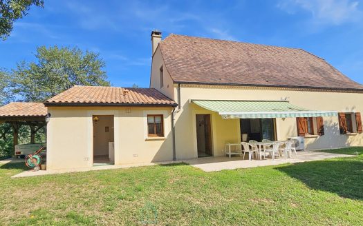 In Groléjac, a beautiful and spacious house in a beautiful, quiet setting, perched atop a hill with a view.