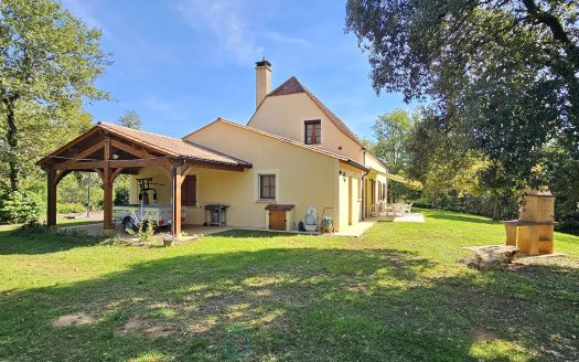 In Groléjac, a beautiful and spacious house in a beautiful, quiet setting, perched atop a hill with a view.