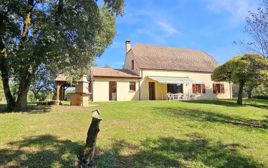 In Groléjac, a beautiful and spacious house in a beautiful, quiet setting, perched atop a hill with a view.