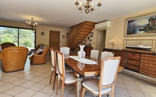 In Groléjac, a beautiful and spacious house in a beautiful, quiet setting, perched atop a hill with a view.